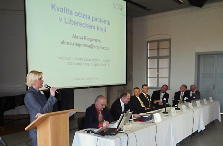 Na konferenci vystoupila a o zkušenostech s projektem v Libereckém kraji hovořila vedoucí odboru zdravotnictví LK Alena Riegrová.  